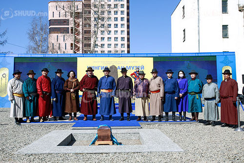 ШУУД: Ерөнхий сайд  Чингис хаан музейн барилгын ажлын явцтай танилцаж байна